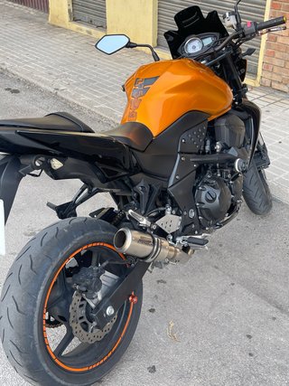 Moto Naked Naranja y Negra