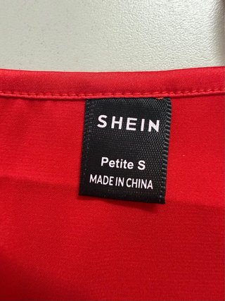 Vestido rojo satinado ajustado