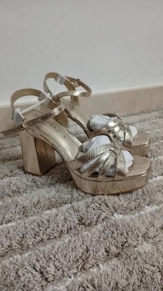 Tacones dorados MARYPAZ plataforma