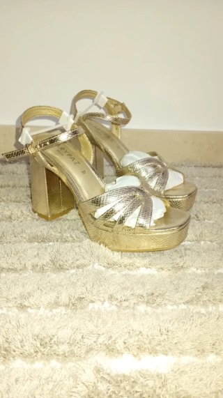 Tacones dorados MARYPAZ plataforma