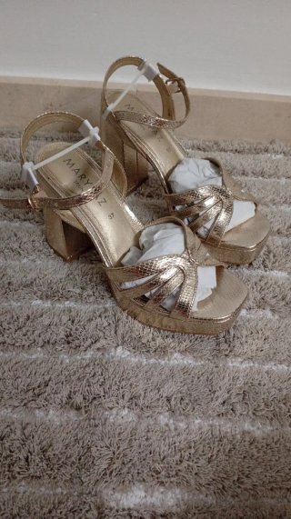 Tacones dorados MARYPAZ plataforma