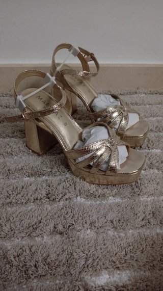 Tacones dorados MARYPAZ plataforma