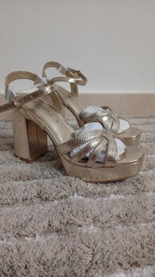 Tacones dorados MARYPAZ plataforma