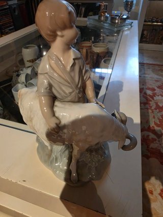 Figura de Porcelana Niño Pastor