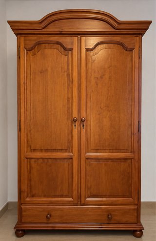 Armario de madera maciza Título: Armario antiguo