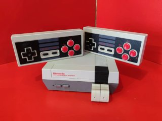 Nintendo NES Classic Mini + 2 Mandos