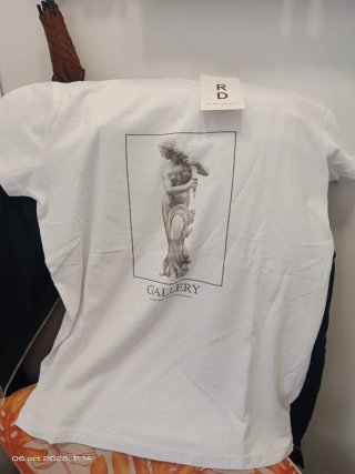 Camiseta blanca con estampado Gallery