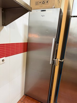 Congelador Vertical Whirlpool Acero