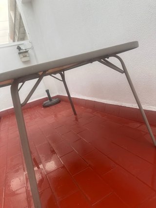 Mesa de jardín y terraza metálica