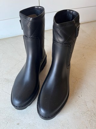 Gloria Ortiz - Botas de agua negras