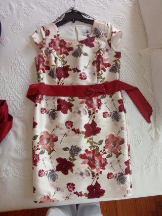 Traje de ceremonia mujer rojo floral