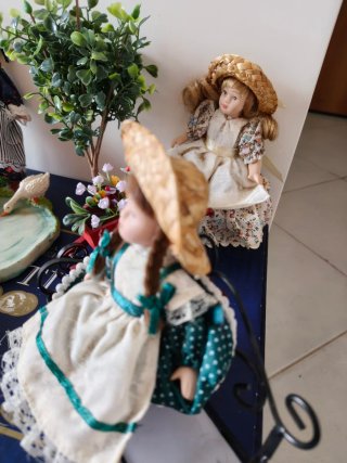 Set di 4 bambole in biscuit con accessori