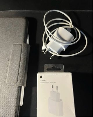 iPad Air 5 M1 11 + Tastiera Logitech + Caricatore