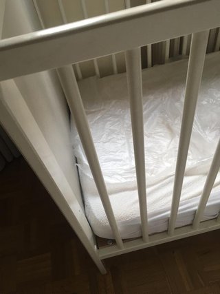 Cuna Ikea HENSVIK Blanca con accesorios. Impecable