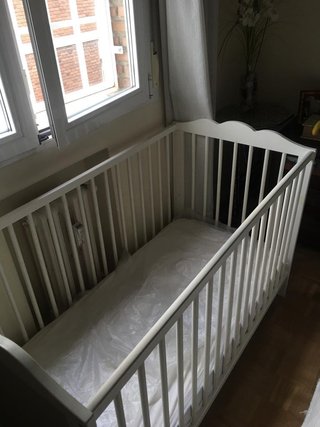 Cuna Ikea HENSVIK Blanca con accesorios. Impecable