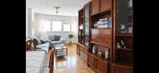 Mueble de salón de madera y cristal