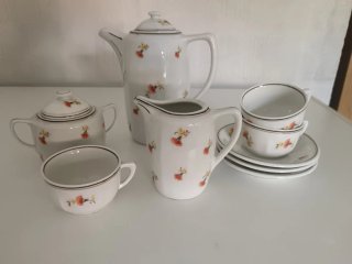 Juego de café de porcelana con flores.