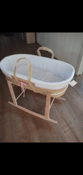 Mini cuna de mimbre con soporte