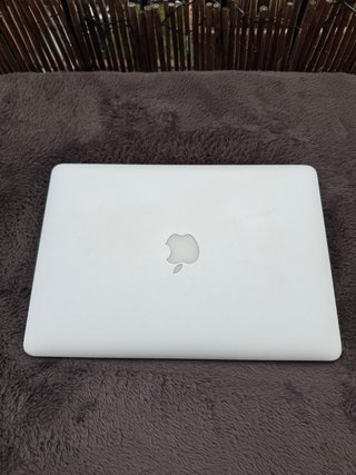 MacBook Air 13" - Intel i5 / 4GB RAM / 128GB SSD -