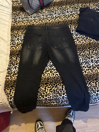Jeans neri strappati