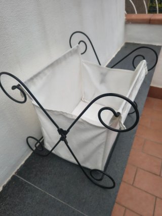 Portariviste in ferro battuto e tessuto