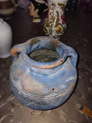 Cántaro antiguo de barro decorado