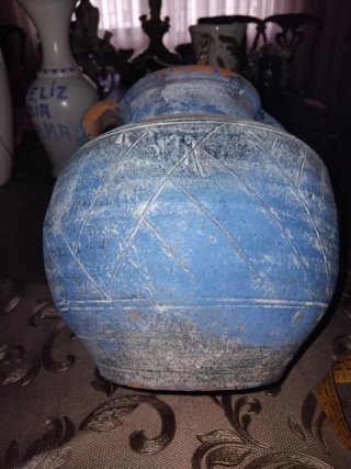 Cántaro antiguo de barro decorado