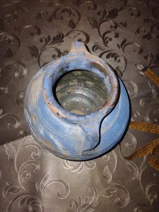 Cántaro antiguo de barro decorado