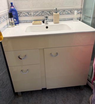 Mueble de baño con lavabo (espejo ya vendido)