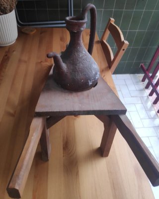 Cántaro de barro con carretilla de madera