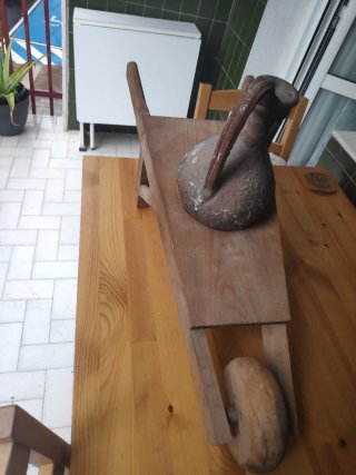 Cántaro de barro con carretilla de madera