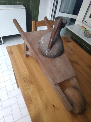 Cántaro de barro con carretilla de madera