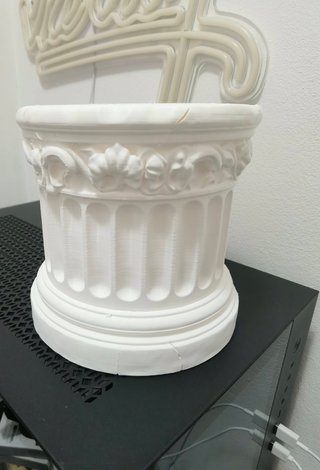 Macetero Columna Antigua – Elegancia de Piedra Agr