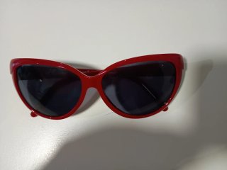 Gafas de sol rojas y negras