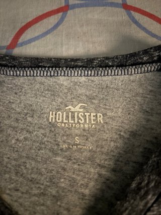 Camiseta Hollister Gris Manga Corta
