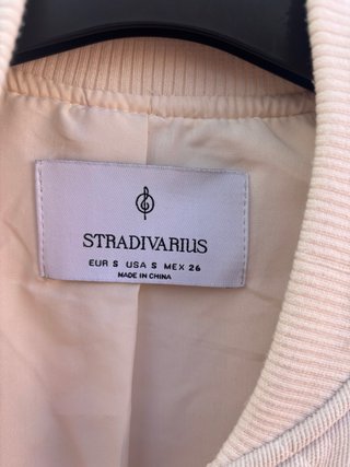 Cazadora Stradivarius Micropana beige