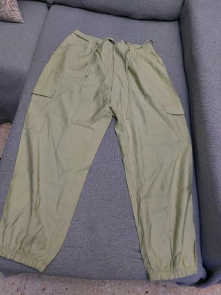 Pantalón cargo color caqui