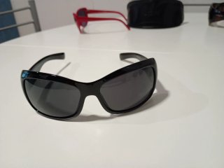 Gafas de sol negras y rojas