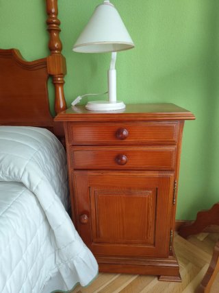 Habitación mesa, silla, espejo, mesilla y cabecero