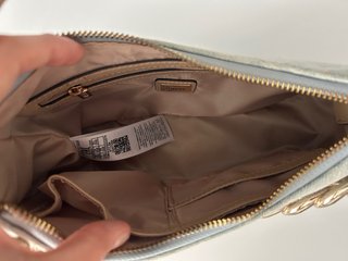 Bolso Guess azul con cadena dorada