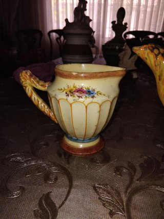 Antiche teiere e latteiere in ceramica