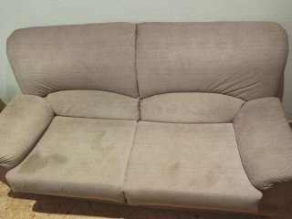 Sofá de tela beige. URGE VENDER!