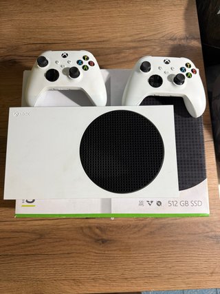 Xbox Series S 512 GB + 2 Mandos
