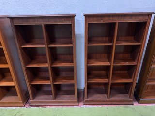 2 Estanterías de Madera Maciza