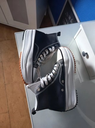 Zapatillas tipo botín negras y blancas