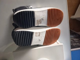 Zapatillas tipo botín negras y blancas