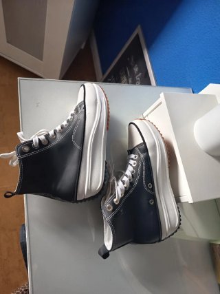 Zapatillas tipo botín negras y blancas