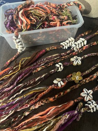 Trenzas y Rastas Artesanales con Abalorios