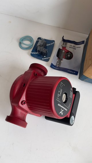 Bomba recirculadora Grundfos UPS 32 80 180