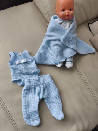 Muñeco con ropa y manta azul